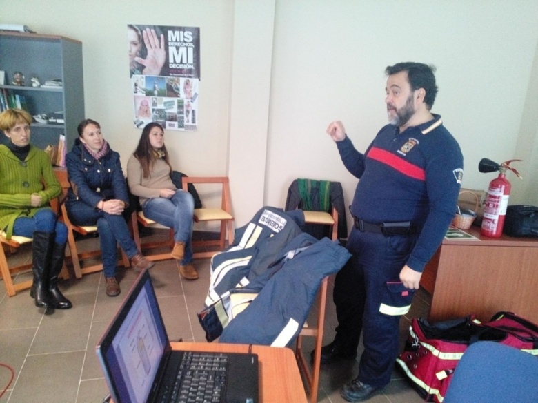 Charla prevenciaón incendios bomberos Constantina 2014 (6)